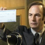 Jimmy McGill, também como conhecido como Saul Goodman, tenta ser um homem honesto e construir uma carreira de respeito. Mas há um lado seu que só quer aplicar golpes e se tornar um advogado picareta. (Foto: Divulgação)