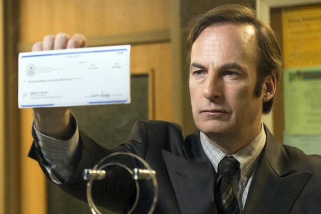 Jimmy McGill, também como conhecido como Saul Goodman, tenta ser um homem honesto e construir uma carreira de respeito. Mas há um lado seu que só quer aplicar golpes e se tornar um advogado picareta. (Foto: Divulgação)