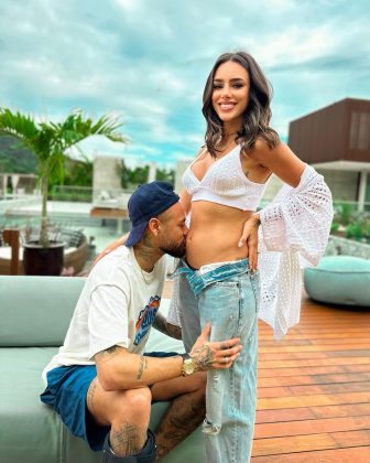 Neymar sorri ao responder “Papai tá aqui” para Mavie. (Foto: Instagram)