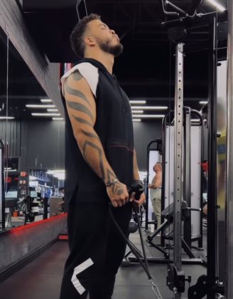 Em apenas 2 meses, ele passou a frequentar a academia com mais frequência e encontrou um vício saudável em se exercitar. (Foto: Instagram)