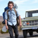 Christopher McCandless, filho de pais ricos, se forma na universidade de Emory como um dos melhores estudantes e atletas. Porém, em vez de em embarcar em uma carreira prestigiosa e lucrativa, ele escolhe doar suas economias para caridade, livrar-se de seus pertences e viajar rumo ao Alasca. (Foto: Divulgação)