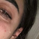 A ex-BBB publicou uma foto chorando nos Stories do Instagram e declarou que seu dia havia sido difícil. (Foto: Instagram)
