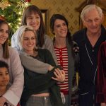 As namoradas Harper e Abby visitam a família de Harper para o jantar anual de Natal. No entanto, logo após chegar, Abby percebe que a moça tem mantido seu relacionamento em segredo de seus pais conservadores. (Foto: Divulgação)
