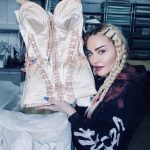 Madonna é conhecida por seu estilo provocador e sua capacidade de chocar o público, desafiando as normas sociais e quebrando barreiras. (Foto: Instagram)