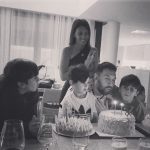 Mesmo sendo um bilionário, o astro argentino optou por uma comemoração intimista ao lado de sua esposa, Antonella Roccuzzo, e de seus três filhos, Thiago, Mateo e Ciro. (Foto: Instagram)