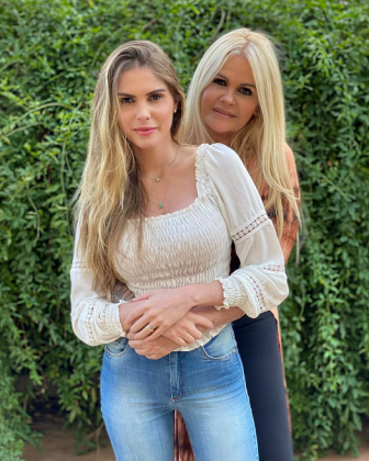 Os fãs de Bárbara e Monique se derreteram pela publicação. "Beleza em dose dupla", "Você é linda como sua mãe!", "A filha é linda igual a mamys" e "Felicidades pra linda mamãe!" escreveram alguns deles. (Foto: Instagram)