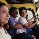 Dora trabalha escrevendo cartas para analfabetos na estação Central do Brasil, no Rio de Janeiro. A escrivã ajuda um menino, após sua mãe ser atropelada, a tentar encontrar o pai que nunca conheceu, no interior do Nordeste. (Foto: Divulgação)