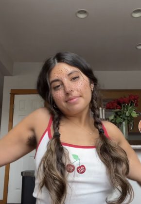 "Estou deixando crescer meus pelos há cerca de seis meses", diz. (Foto: Reprodução / TikTok)