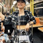 Larissa Manoela exibe estilo em Nova York ao andar de metrô com bolsa de grife. (Foto: Instagram)
