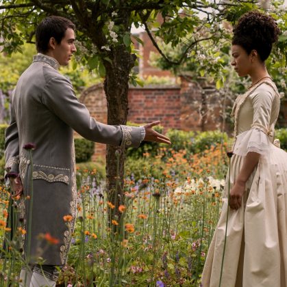 O casamento da rainha Charlotte com o rei George é muito mais que uma história de amor: é uma transformação na alta sociedade do universo de Bridgerton. (Foto: Divulgação)