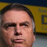 Ao participar de uma coletiva de imprensa, Bolsonaro foi surpreendido por um manifestante que gritava "bandido" e "golpista" (Foto: Agência Brasil)