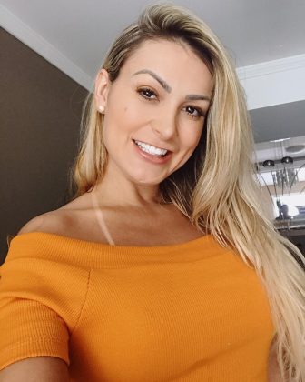 Ao responder questões enviadas por seguidores na última quarta-feira (26), Andressa Urach revelou alguns pedidos inusitados que recebeu de seus clientes trabalhando em uma boate adulta. (Foto: Instagram)