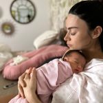 Thaila Ayala compartilhou uma sequência de fotos com a filha caçula, Tereza, e fez um deabafo sobre os momentos que passou com ela no hospital durante a última semana. (Foto: Instagram)