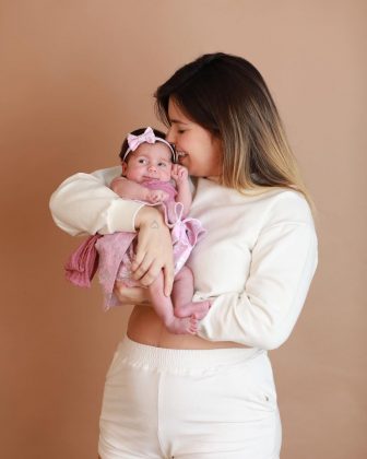 "Hoje, que tenho a minha filha, me dei o luxo de: Deu 19h, o foco é só ela e a rotina dela! Aos finais de semana também só gravo meu dia organicamente aqui e posto coisas g0st0sas porque amo", disse ela. (Foto: Instagram)