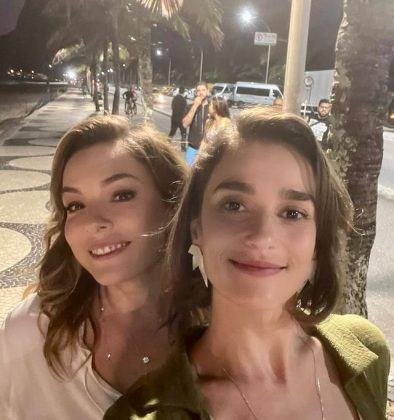 Em 'Vai na Fé', Priscila Sztejnman e Regiane Alves formam um dos casais da trama das sete. (Foto: Instagram)