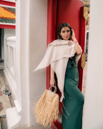 A influenciadora visitou um templo em Bangkok, capital do país, e posou com um look elegante. (Foto: Instagram)