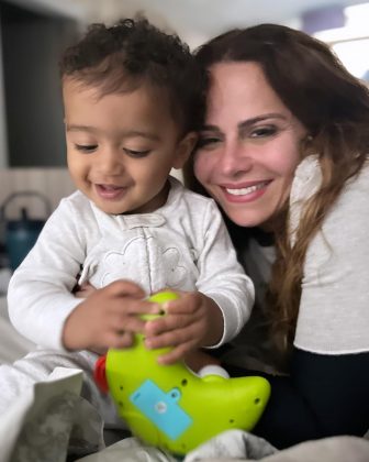 Viviane Araújo compartilhou uma sequência de fotos ao lado de Joaquim, seu filho de 9 meses, para celebrar a maternidade. (Foto: Instagram)