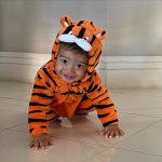Nos cliques, o bebê surgiu esbanjando fofura enquanto engatinhava vestindo uma fantasia de Tigrão, personagem da turma do Ursinho Pooh. (Foto: Instagram)