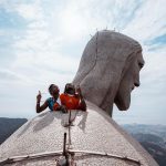 Nesta última terça-feira (11), Vinicius Jr. visitou o Cristo Redentor, cartão postal do Rio de Janeiro, ao lado dos amigos de Eduardo Camavinga, companheiro de equipe, e Kenia Os, cantora mexicana (foto: Instagram)