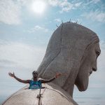 O atleta tem 22 anos e nasceu em São Gonçalo, ele subiu até o ombro do Cristo Redentor para pousar para foto (foto: Instagram)