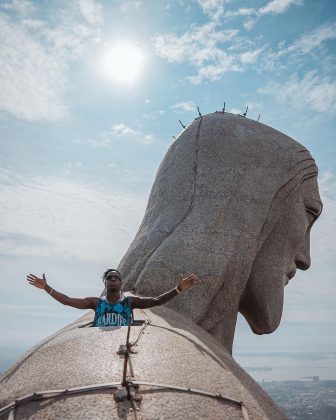 O atleta tem 22 anos e nasceu em São Gonçalo, ele subiu até o ombro do Cristo Redentor para pousar para foto (foto: Instagram)