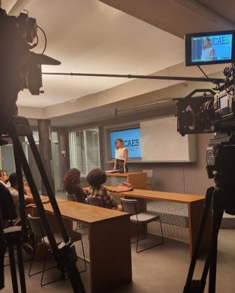 A atriz contou ter passado por um momento emocionante ao gravar a última cena no local onde sua personagem, Lumiar, dá aula. (Foto: Instagram)