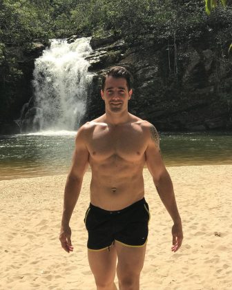 Nas fotos compartilhadas, o empresário aparece em cachoeiras paradisíacas localizada em Pirenópolis, em Goiás (Foto: Instagram)