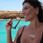 Nesta sexta-feira (21), Mariana Goldfarb compartilhou uma sequência de fotos durante seu passeio em Formentera, a menor das ilhas Baleares da Espanha, no mar Mediterrâneo. (Foto: Instagram)