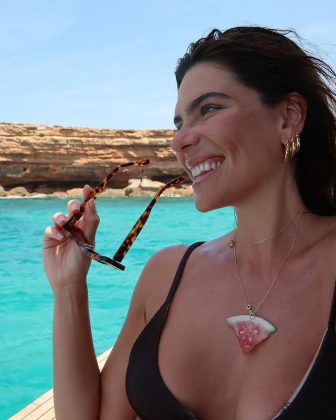 Nesta sexta-feira (21), Mariana Goldfarb compartilhou uma sequência de fotos durante seu passeio em Formentera, a menor das ilhas Baleares da Espanha, no mar Mediterrâneo. (Foto: Instagram)