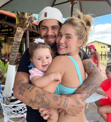 Zé Felipe arrancou suspiros dos seguidores nesta quarta-feira (26) ao compartilhar um clique encantador abraçado com a esposa e a filha caçula, Maria Flor. (Foto: Instagram)