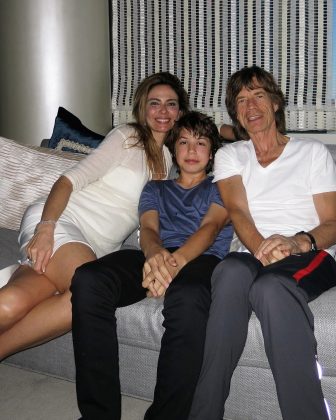 "Hoje é o aniversário do Mick Jagger, mas para mim simplesmente o 'Mick', pai do meu filho, e meu amigo há 25, 26 anos. São tantas histórias! Mick é leve, alegre, talentoso, super engraçado e bom pai", começou ela na legenda. (Foto: Instagram)