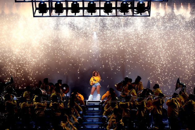 ocumentário sobre a aclamada apresentação de Beyoncé no Festival Coachella 2018, mostrando como foi tal processo criativo, revelando imagens de arquivo pessoal, e focando no desejo da artista em celebrar a cultura negra. (Foto: Divulgação)