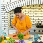 A atriz e cantora Selena Gomez aprimora suas habilidades culinárias com a ajuda de grandes chefs. (Foto: Divulgação)