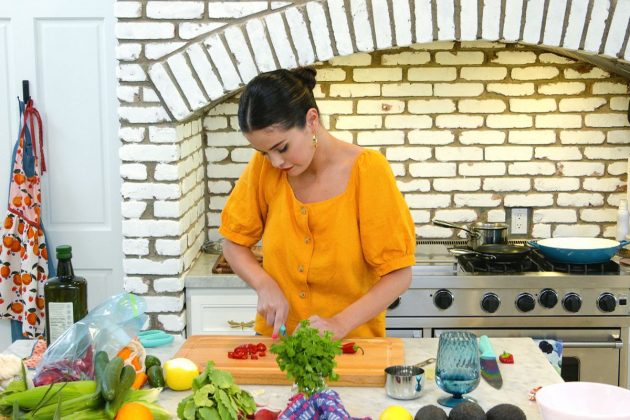 A atriz e cantora Selena Gomez aprimora suas habilidades culinárias com a ajuda de grandes chefs. (Foto: Divulgação)