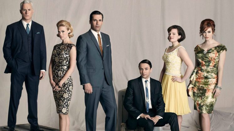 'Mad Men': Exibida entre 2007 e 2015, a série foi aclamada pela crítica durante sua exibição, principalmente pela autenticidade histórica, estilo visual, figurino, atuações, roteiro e direção de reconhecida qualidade, tendo conquistado diversos prêmio. Se tornou a primeia e única série 'basic cable', a conquistar a estatueta de 'Melhor Série de Drama' por quatro anos seguidos. (Foto: Divulgação)