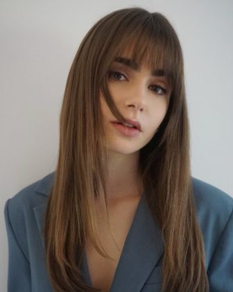 Lily Collins tem uma presença encantadora nas telas. (Foto: Instagram)