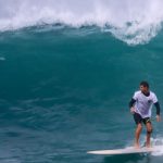 Nesta terça-feira (11), Rafa Vitti compartilhou nos seus stories do Instagram que sofreu um acidente enquanto surfava, na Praia da Macumba, no Rio de Janeiro. O ator caiu da prancha e machucou a cabeça quando entrou em uma grande onde (Foto: Instagram)