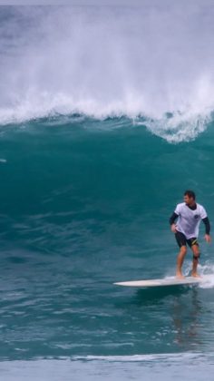 Nesta terça-feira (11), Rafa Vitti compartilhou nos seus stories do Instagram que sofreu um acidente enquanto surfava, na Praia da Macumba, no Rio de Janeiro. O ator caiu da prancha e machucou a cabeça quando entrou em uma grande onde (Foto: Instagram)