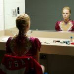 Tonya Harding dominava a arte da patinação no gelo. Entretanto, acabou figurando com maior destaque nas manchetes por algo totalmente diferente. De forma absurda, trágica e hilária, ela se tornou o centro do maior escândalo na história do esporte nos Estados Unidos. (Foto: Divulgação)