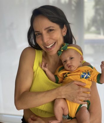 "O tempo fica escasso e quando sobra um pouquinho, a maioria das mães, e eu me incluo nessa, sentem culpa de deixar o neném, que ainda está muito dependente e pede muito colo”, conta. (Foto: Instagram)