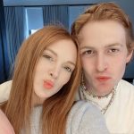 Na época, Lohan compartilhou uma foto de um macacão de bebê em seu Instagram, anunciando a notícia para seus fãs e seguidores. (Foto: Instagram)