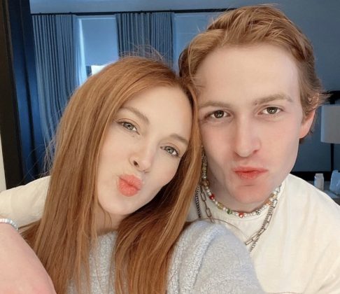 Na época, Lohan compartilhou uma foto de um macacão de bebê em seu Instagram, anunciando a notícia para seus fãs e seguidores. (Foto: Instagram)