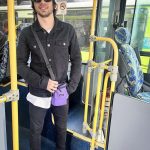 Aos 32 anos, Fiuk anda de ônibus pela primeira vez: ‘Sextou no busão’. (Foto: Instagram)