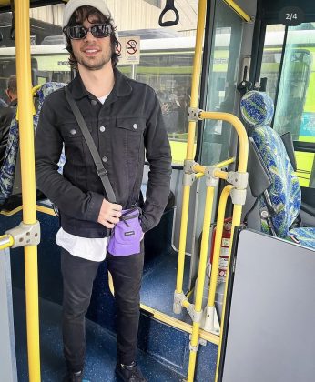 Aos 32 anos, Fiuk anda de ônibus pela primeira vez: ‘Sextou no busão’. (Foto: Instagram)