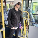 Fiuk deixou seus fãs surpresos ao compartilhar em suas redes sociais fotos de uma experiência inédita em sua vida: andar de ônibus. (Foto: Instagram)