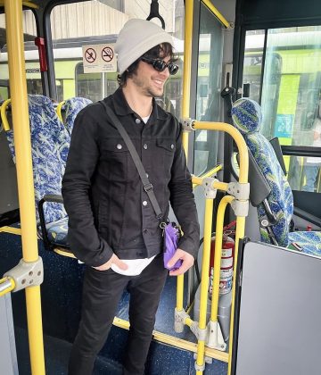 Fiuk deixou seus fãs surpresos ao compartilhar em suas redes sociais fotos de uma experiência inédita em sua vida: andar de ônibus. (Foto: Instagram)