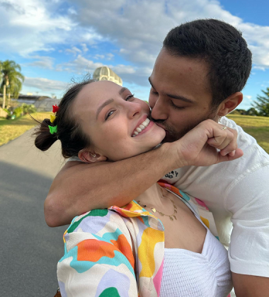 "Meu amor é dono de um pedaço meu. Meu amor é lindo e leve. Meu amor me enche de orgulho e torna tudo mais especial", iniciou a legenda. (Foto: Instagram)