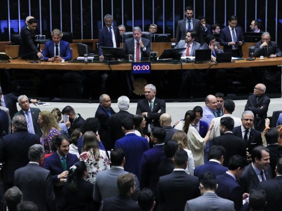 A sessão teve início às 11h de quinta-feira (06) e só foi finalizada na madrugada do dia seguinte, por volta de 1h da manhã (Foto: Agência Brasil)