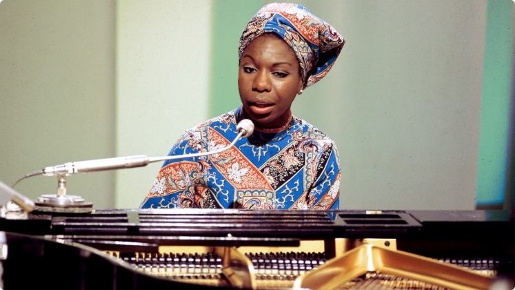 Conheça a vida da cantora, pianista e ativista Nina Simone com gravações inéditas, imagens raras de arquivo, cartas e entrevistas de pessoas próxima da cantora. O documentário retrata uma das artistas mais incompreendidas de todos os tempos. (Foto: Divulgação)