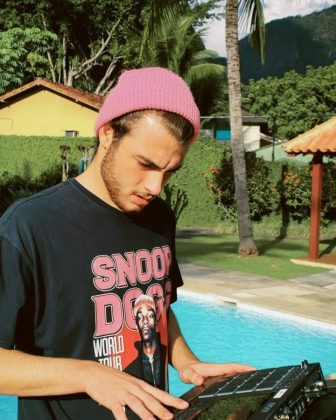 Felipe Poeta atualmente tem 20 anos, e mora em Nova York, nos Estados Unidos, onde trabalha como cantor, compositor, produtor musical, DJ e beatmaker. (Foto: Instagram)